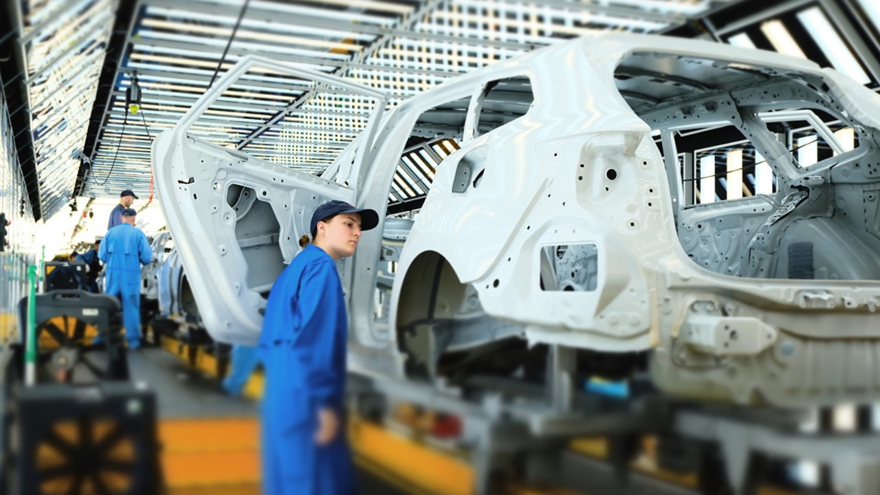 Toyota darbuotojas tikrina kokybę