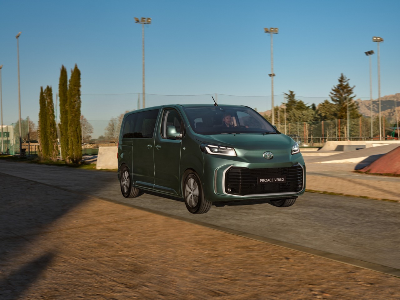 Miesto aplinkoje pastatytas Toyota Verso Electric 