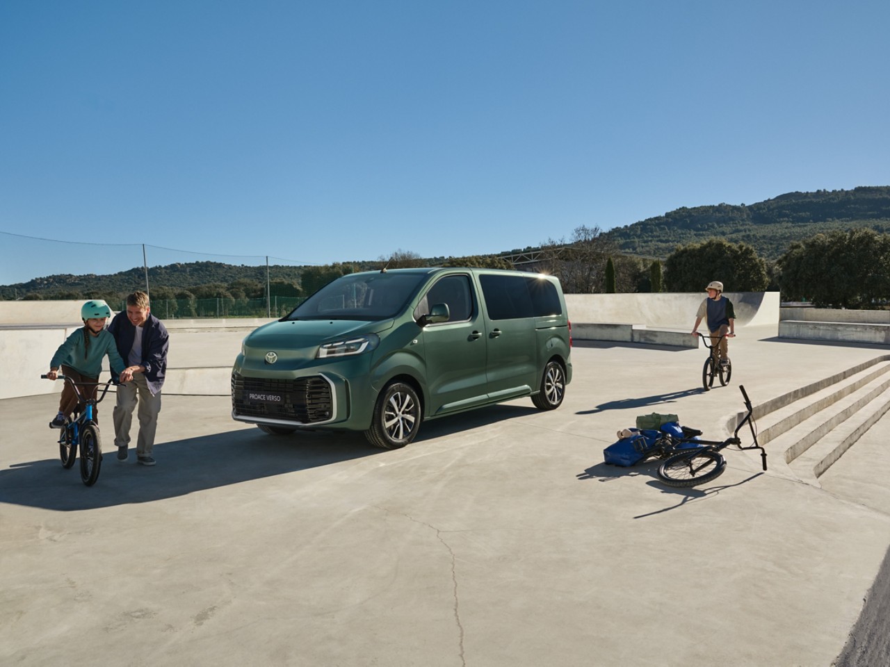 Toyota Proace Verso važiuoja ilgu užmiesčio keliu